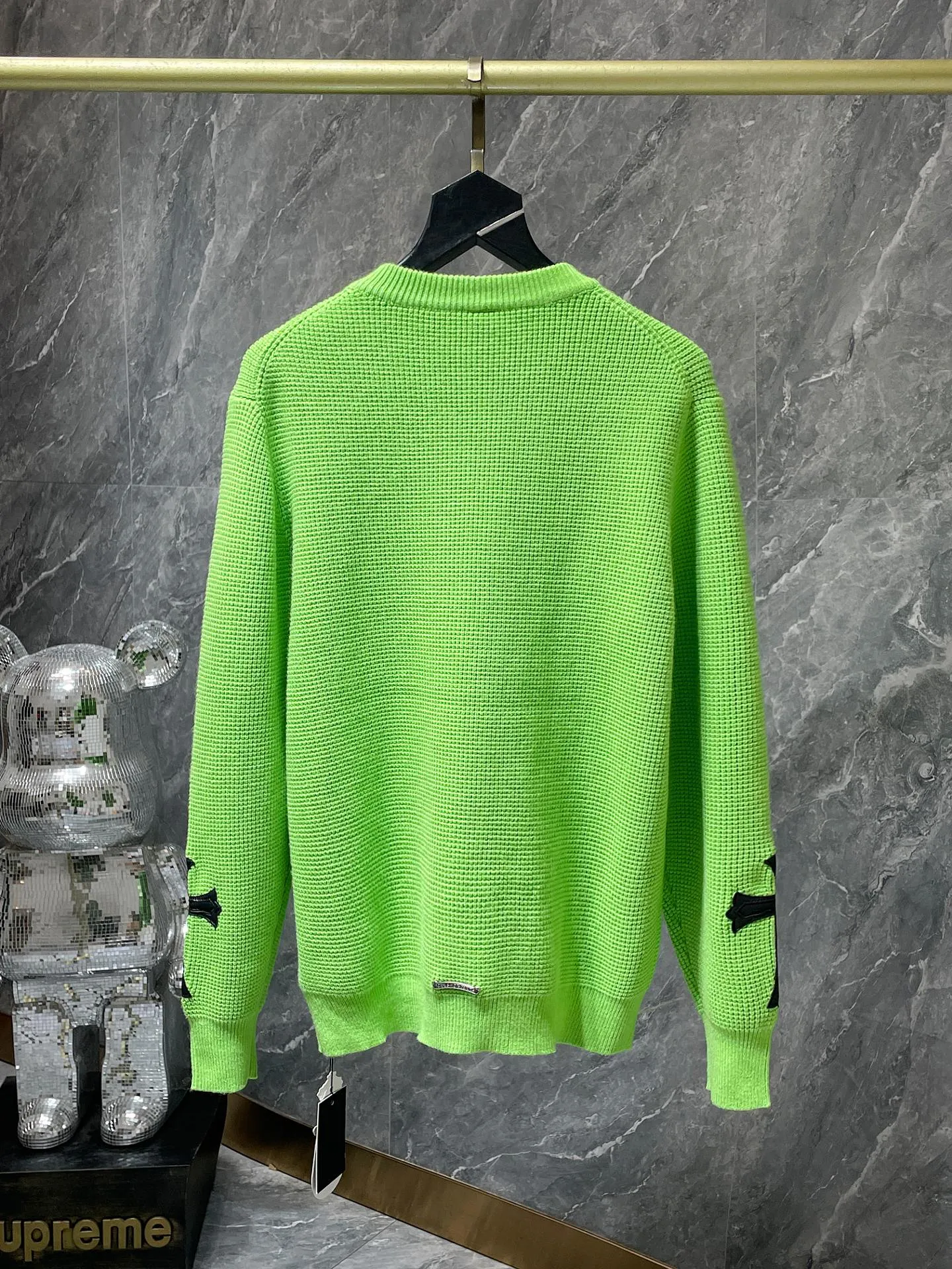 P236 Chrome Hearts 🍁Autumn and winter sweater series🍁 Customized version of hardware logo on the back➕leather cuffs Selected high-quality 100% pure cotton high-weight knitted fabric Special weaving technology Non-common version on the market Recommended colors: black avocado green
